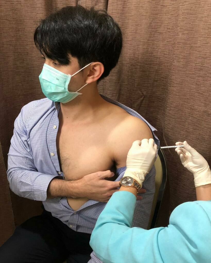 BeSuToKung's tweet photo. AZD1222, first shot 💉 https://t.co/T56033ukT1 https://t.co/IEYzUrovMD