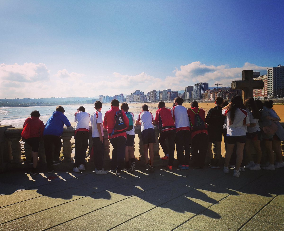 do3lu's tweet photo. Se termina otro curso. Diferente a otros para todos. No perdáis nunca de vista el horizonte. ¡Os deseo lo mejor! 🎓📚🎉

#findecurso2021 #notazas #esfuerzo💪 #lohabeishechogenial #adisfrutardelverano #somoscodema https://t.co/4RxpOp6eY5