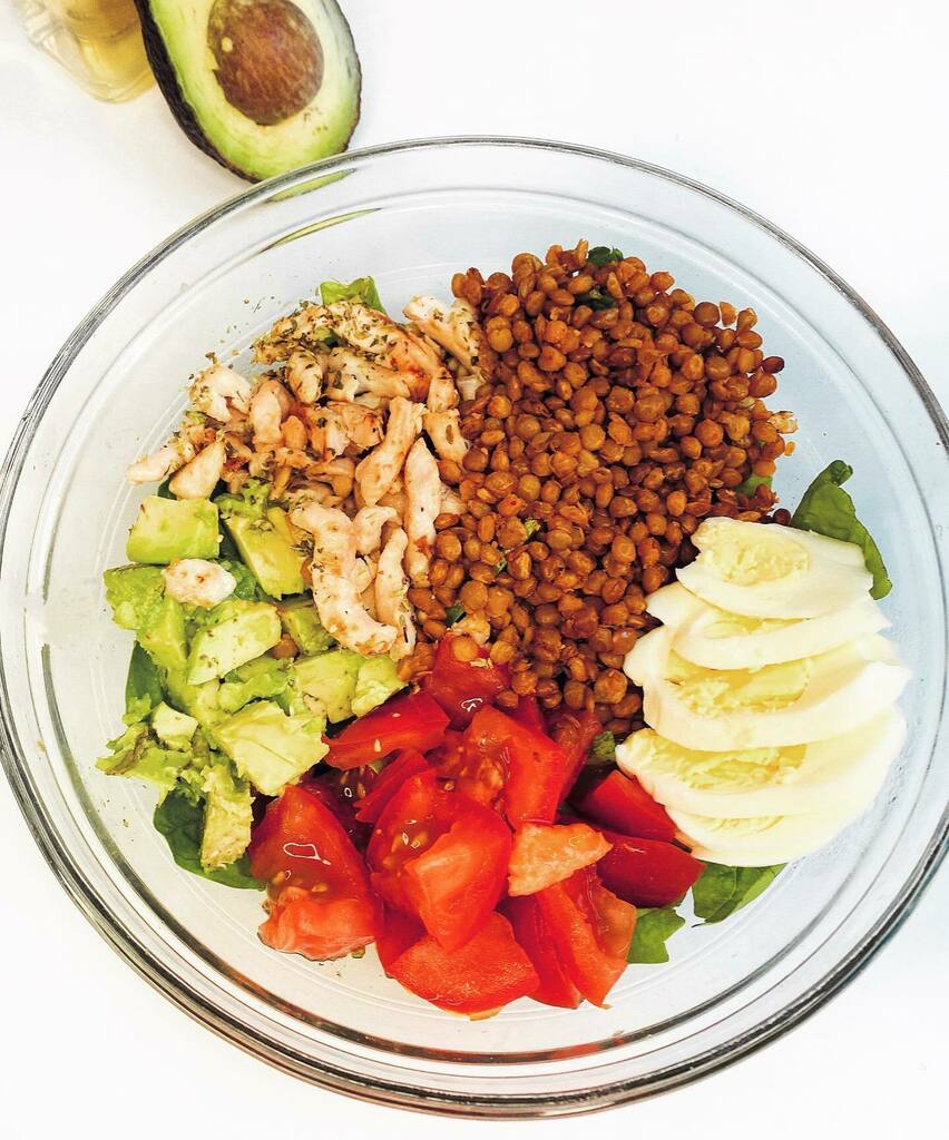 drpuerma's tweet photo. COMIDA: ensalada de lentejas 🥙
Una forma fácil de incorporar legumbres en verano es en ensaladas.
Esta ensalada lleva:
🔹Brotes verdes
🔹Tomate
🔹Aguacate
🔹Lentejas
🔹Pollo
🔹Huevo
Y tú, ¿incorporas legumbres a las ensaladas?
#endocrino #endocrin… https://t.co/J53nbGeCvo https://t.co/vMAxHmYSlW