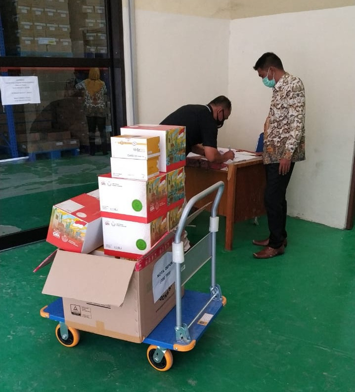 Hari ini, 24/6/21 Unit Pelaksana Teknis Dinas (UPTD) Farmasi Kota Depok mulai mendistribusikan sebanyak 38.000 tablet obat terapi Covid-19 (bantuan Pemprov Jabar) ke sejumlah Puskesmas.