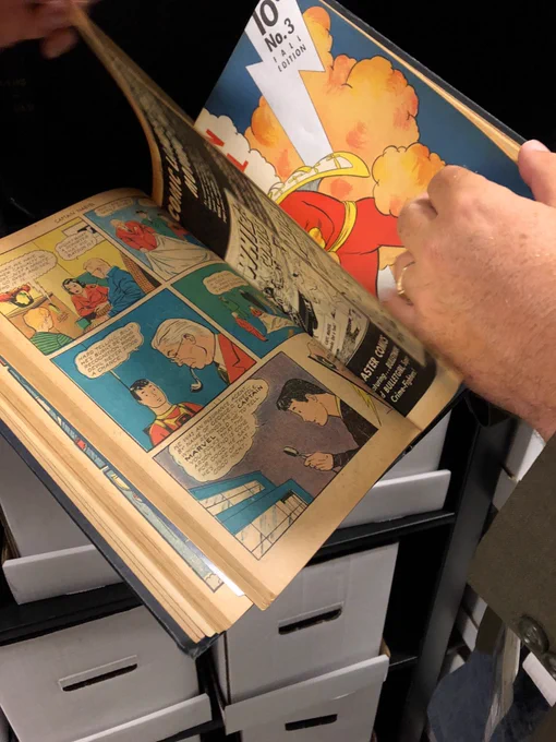 私はDC本社で見てきたものを自慢しよ。40〜50年代当時のシャザム関連誌をそのまま綴じたアーカイブ、スーパーマン関連の原画、アクションコミックスやウィズコミックスの創刊号、ジェフジョンの部屋のドアです #DC展 
