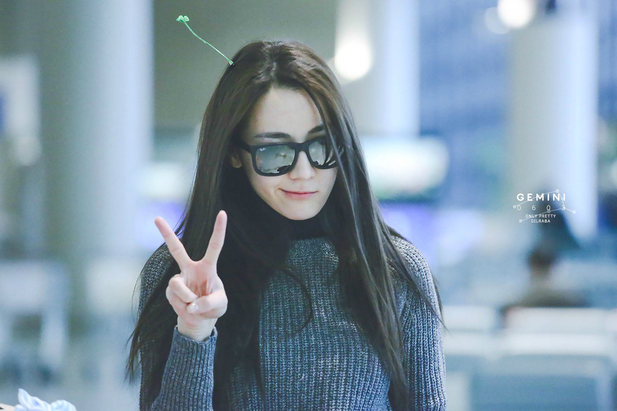 dilireba_'s tweet photo. 160110 #dilireba #迪丽热巴 ♔ 

» shanghai 🛫 (she wore the little grass accessory fans gave her and posed for photos)

© Gemini0603_迪丽热巴个站 https://t.co/UG9rAQSUot