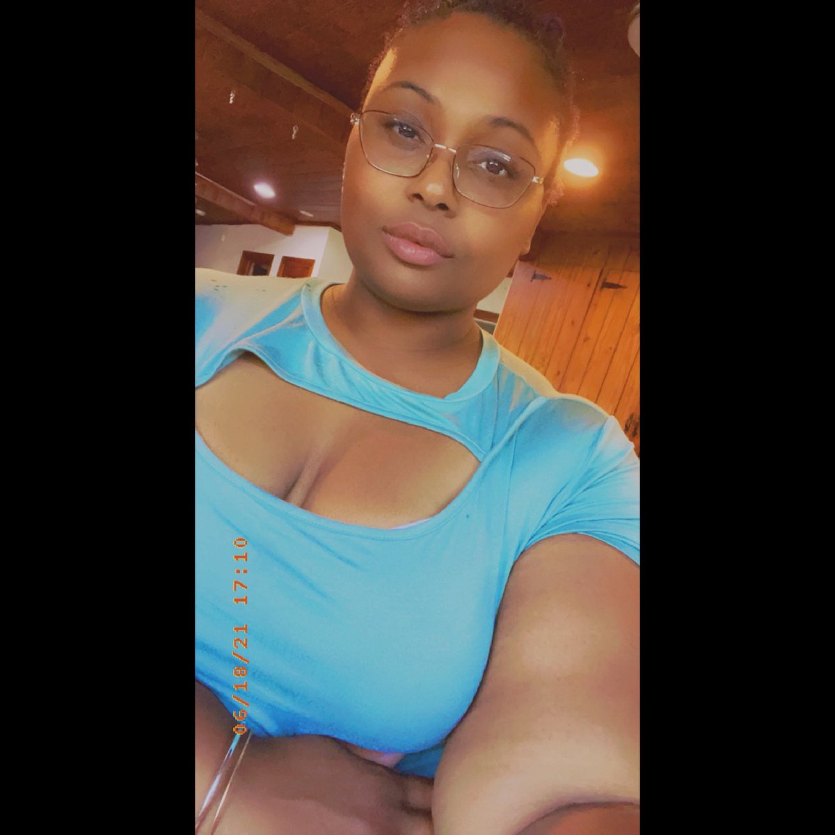 Ashaleka89's tweet photo. Golden 🍯 💋 https://t.co/dqYbOyUek3