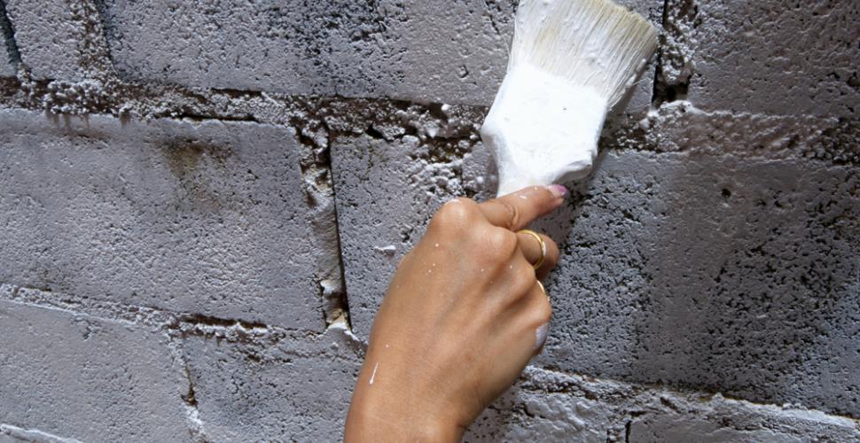 Votre mur en parpaings fait grise mine ? Offrez-lui une seconde vie avec une bonne couche de peinture !  🎨  Du mur jusqu'au muret, peindre des parpaings peut totalement changer l'aspect de votre extérieur. 😉  #AménagementExtérieur mon.actulike.net/r/xyk2vpz