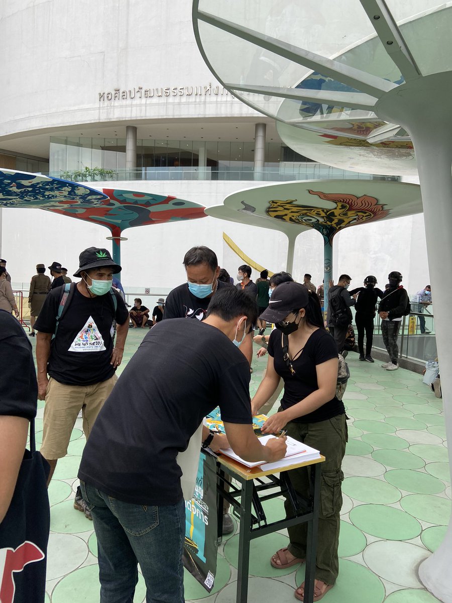 reall_srn's tweet photo. มีบูธลงชื่อรื้��ระบอบประยุทธ์ อยู่บนสกายวอล์คด้วยนะคะ ใครที่สนใจเดินมาได้เลยจ้า #ม็อบ24มิถุนา https://t.co/p64FMIhMVi