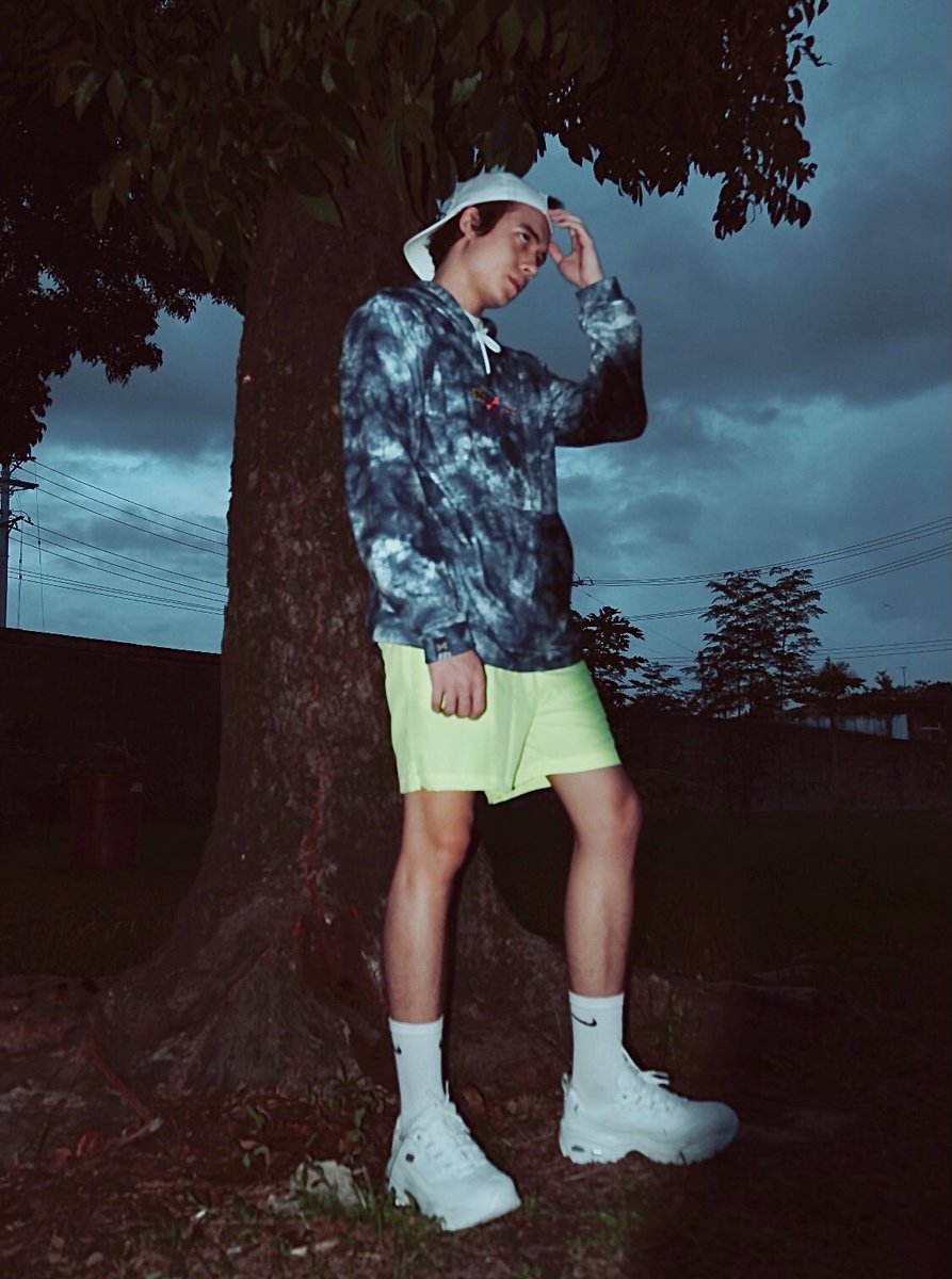 jmsnblake's tweet image. The gray-eyed morn smiles on the frowning night,
Checkering the eastern clouds with streaks of light. - W.S.
#BumEquipment #SkechersPH