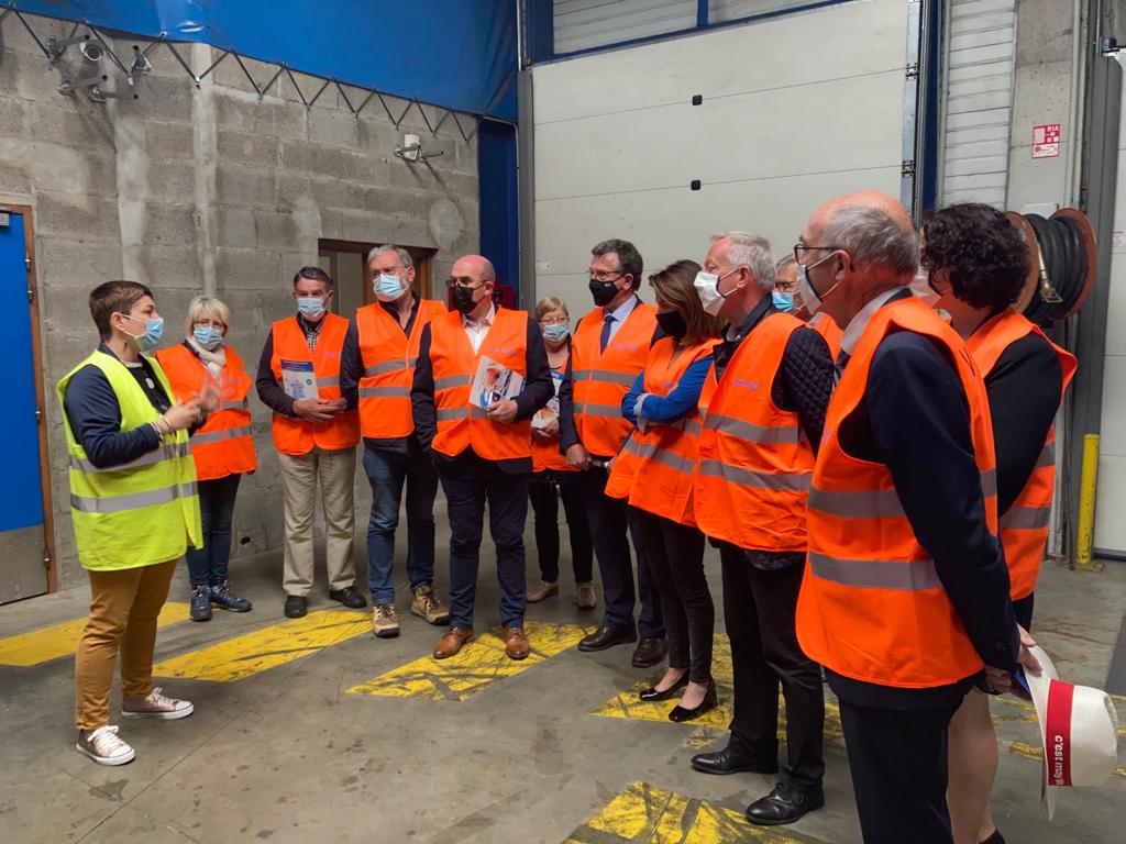 Brodin_Jones's tweet photo. 2/3 Le routes : priorité pour le #NordMayenne, territoire éloigné des grands axes. @lamayenne a pris en charge 15% du financement du contournement, faisant baisser la participation de #MayenneCommunauté à 10%. Les @paysdelaloire ont aussi ajouté 5% supplémentaires. Partenaires ! https://t.co/pHIvpuYyrS