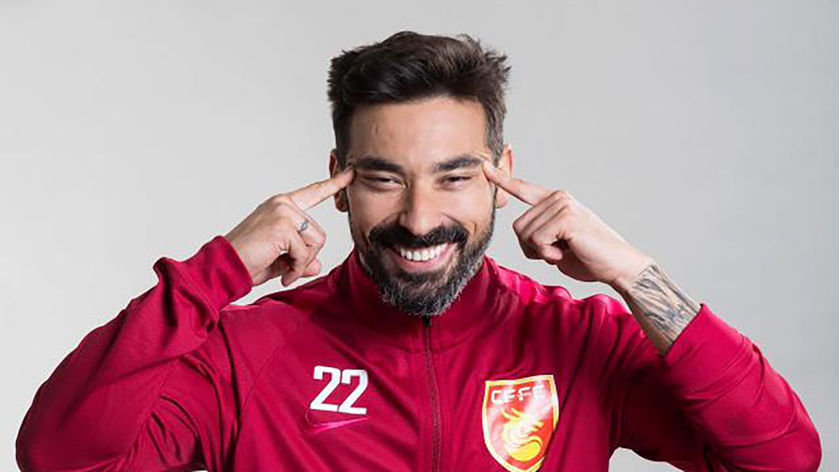 PatrickAdemo's tweet photo. Pense qu’à Lavezzi quand il a signé en Chine payé 50m annuel et qu’il a fait ça pour la photo de présentation https://t.co/iAF88qvvdI