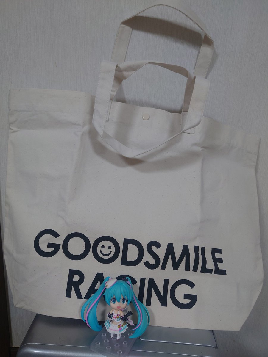 山本葉太 先日の みくさぽざんまい の際に購入したグッズが着弾 昨日だけど 缶バッジはあすぴーさんでした ところで トートバッグが予想以上に大きいです マジカルミライのショッパーバッグに匹敵する容量かも 使い道は後で考えます