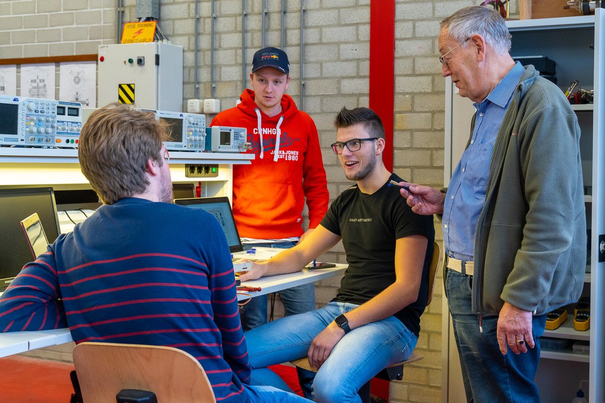Prachtig verhaal van onze docent Pieter Sterrenburg en zijn dochter Liane van het <a href="/DaVinciCollege/">Da Vinci College</a> die hun passie delen voor het mbo-onderwijs met nadruk op vakmanschap en de persoonlijke eigenschappen van studenten. bit.ly/35Re3QK #lismbo #precisietechniek #mooivak