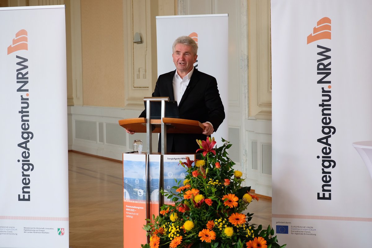 Wirtschaft.NRW (@wirtschaftnrw) on Twitter photo Auf dem Kommunalkongress der @EANRW machten rund 450 Gemeindevertreter deutlich: #Klimaschutz wird in den Kommunen gestaltet. Minister <a href="/a_pinkwart/">Andreas Pinkwart</a>: Mit passgenauer Förderung Klimaschutzprojekte jetzt schnell ausrollen & umsetzen.👉wirtschaft.nrw/pressemitteilu… #KlimaschutzNRW Auf dem Kommunalkongress der @EANRW machten rund 450 Gemeindevertreter deutlich: #Klimaschutz wird in den Kommunen gestaltet. Minister <a href="/a_pinkwart/">Andreas Pinkwart</a>: Mit passgenauer Förderung Klimaschutzprojekte jetzt schnell ausrollen & umsetzen.👉wirtschaft.nrw/pressemitteilu… #KlimaschutzNRW