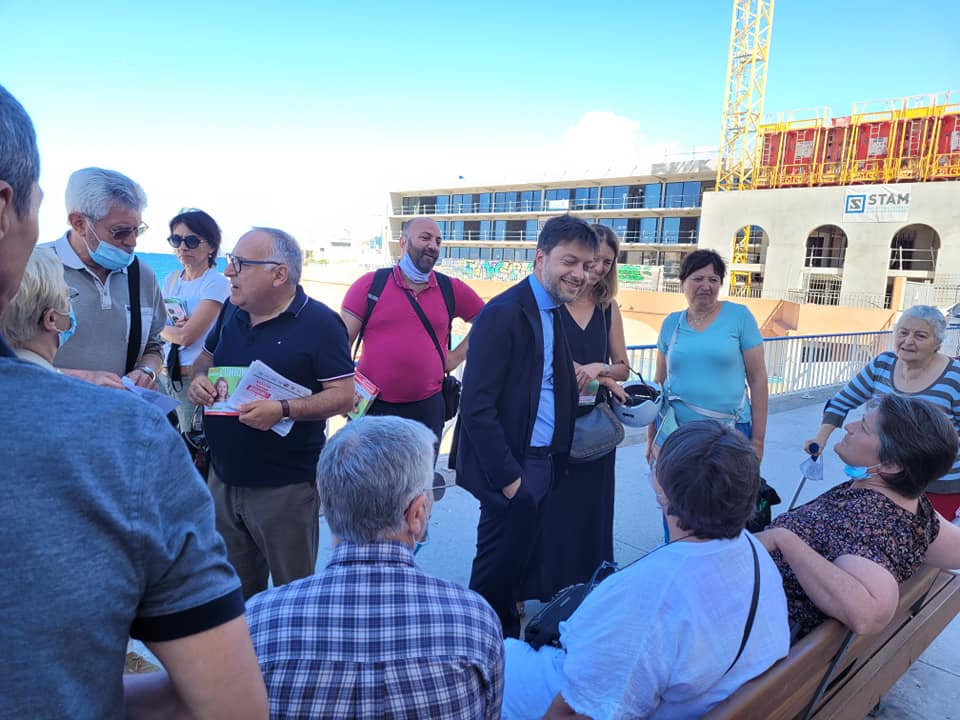 PellicaniC's tweet photo. 👉 Avec Benoît Payan, Maire de Marseille, ce matin, plage des Catalans, à la rencontre des Marseillais 
🌞 Echanges autour de notre projet d'un département 13 qui prend soin de ses habitants et agit dans l’intérêt de tous 
#Départementales2021 #Marseille #Canton12 @AnneMeilhac https://t.co/NwOmeuOzBN