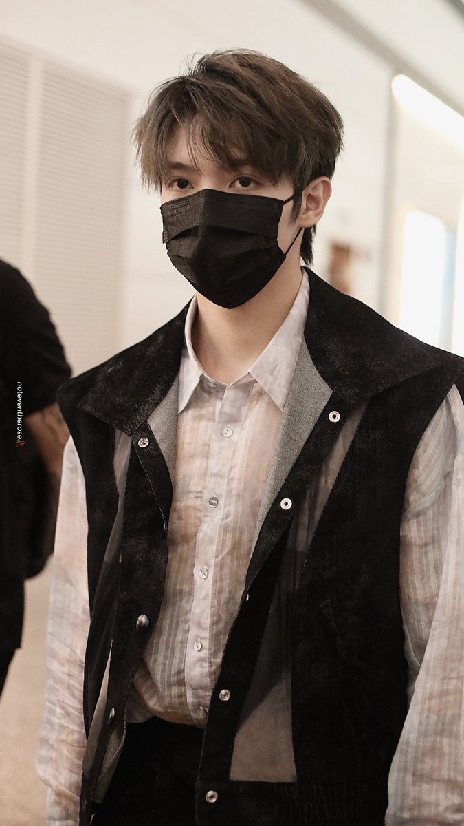 ขาไป          vs          ขากลับ

😄😐 #LuoYizhou 
Cr.noteventherose