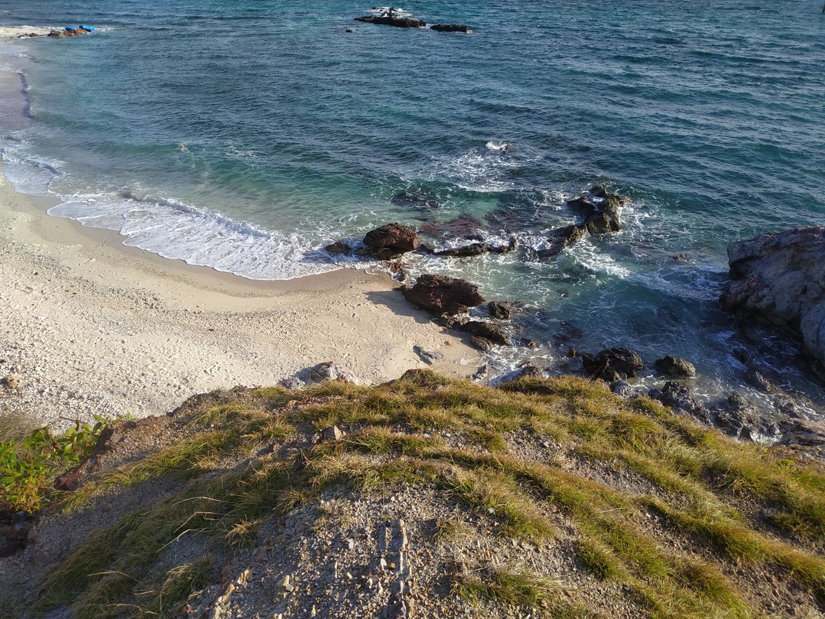 nestumdotcc's tweet photo. หาดลับ ปลายหาดแสม @ เกาะล้าน, พัทยา เลยซานาดูบีชไป  มุมถ่ายรูปเยอะนะ สายเอ้าดอร์(สตูดิโอ) น่าจะชอบ มีโซนหน้าผา โซนเนิน โซนถ้ำ  อยู่ทิศตะวันตกของเกาะ แนะนำมาถ่ายรูปช่วงบ่าย +รอดูพระอาทิตย์ตกได้เลย *เส้นทางไม่ค่อยปลอดภัยต้องเดินอย่างระ��ัง https://t.co/u7eS1TyOiK