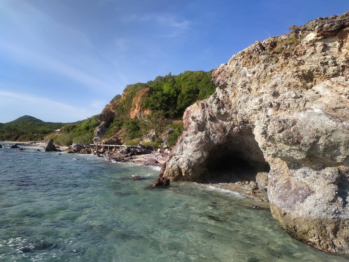 nestumdotcc's tweet photo. หาดลับ ปลายหาดแสม @ เกาะล้าน, พัทยา เลยซานาดูบีชไป  มุมถ่ายรูปเยอะนะ สายเอ้าดอร์(สตูดิโอ) น่าจะชอบ มีโซนหน้าผา โซนเนิน โซนถ้ำ  อยู่ทิศตะวันตกของเกาะ แนะนำมาถ่ายรูปช่วงบ่าย +รอดูพระอาทิตย์ตกได้เลย *เส้นทางไม่ค่อยปลอดภัยต้องเดินอย่างระ��ัง https://t.co/u7eS1TyOiK