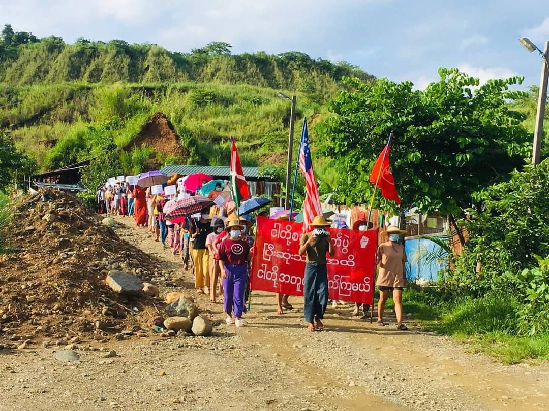 LeeDam_3's tweet photo. Multi-Ethnic strike by holding banner that says "We'll fight till the end" was staged by the villagers of Hpakant Tsp. 

#AuspiceRefugees
#June24Coup
#WhatsHappeningInMyanmar https://t.co/PhPlEKABUT