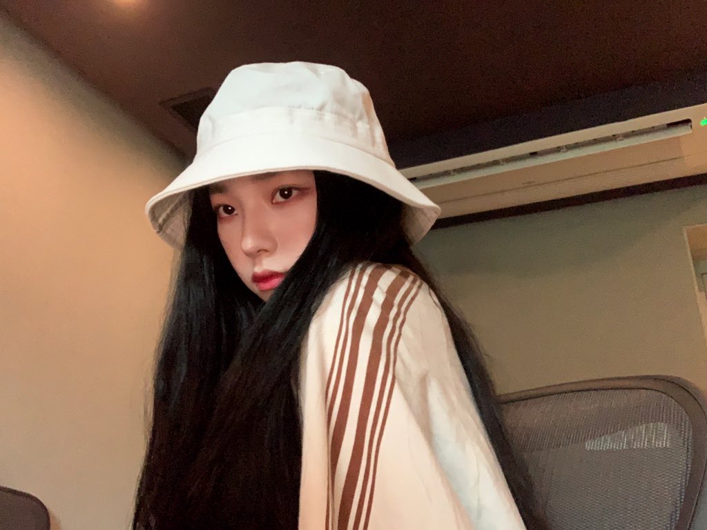 เค้าบอกเมื่อวานเป็น hot girl วันนี้เป็น hip girl ครบจบในคนเดียวไม่แบ่งใคร ไปไหนรอด