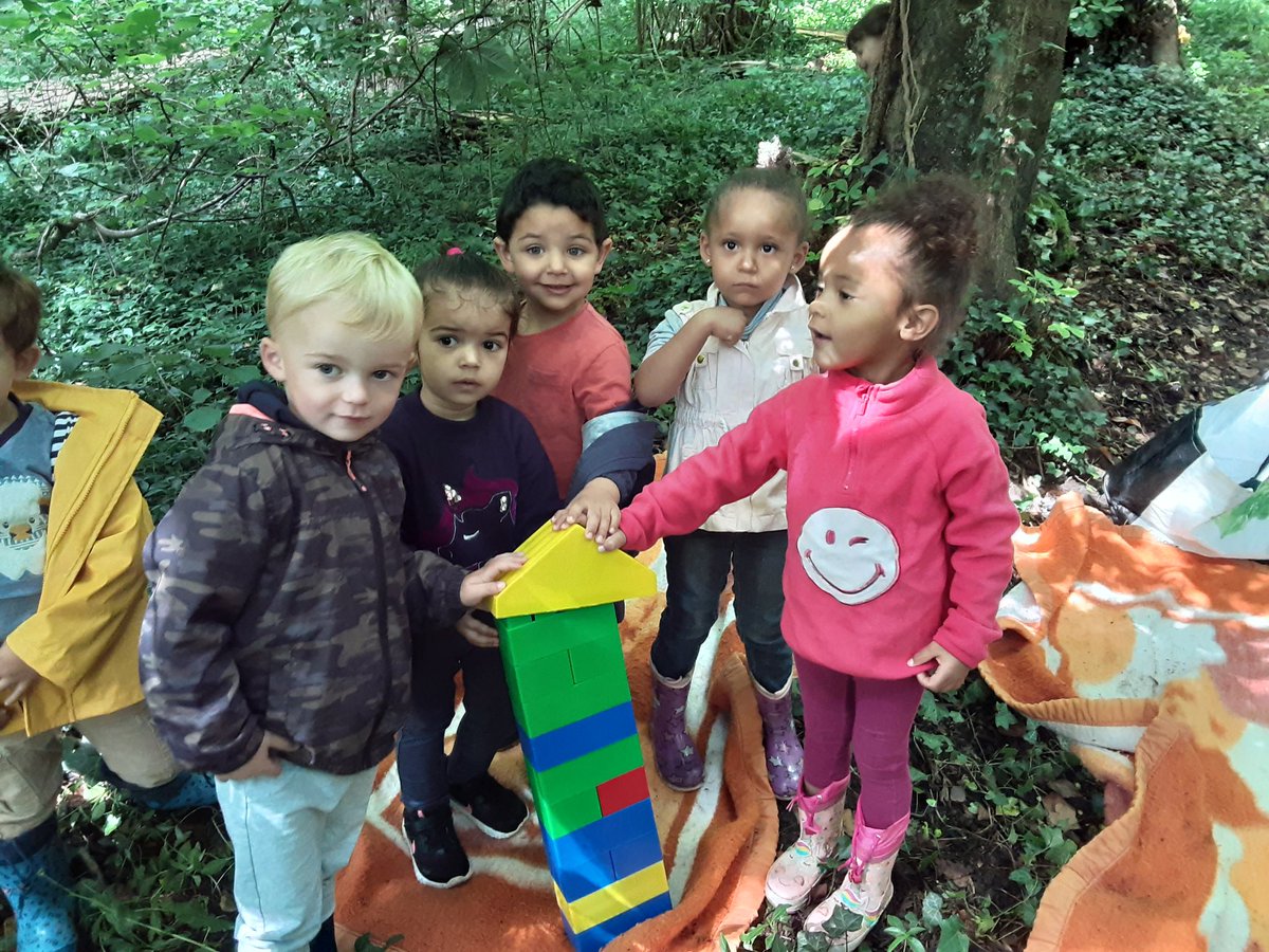 Chasse aux trésors dans la #forêt ! Les élèves ont trouvé toutes les briques cachées afin de reconstituer une grande tour #dtps #ecoledehors #classedehors