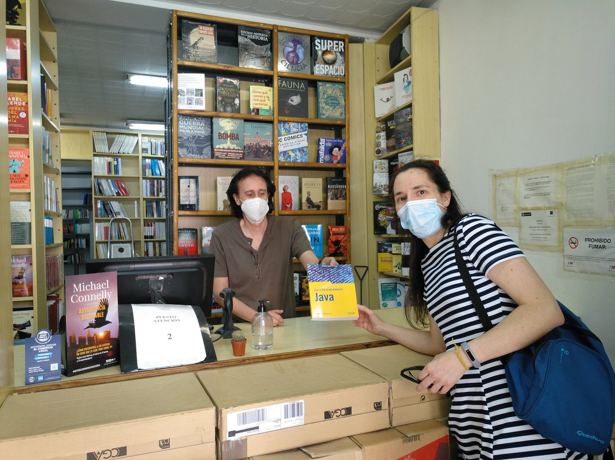 MarionaJava's tweet image. Ahí está, en la Librería Madrid, en la calle Libreros, junto a muchos otros libros de texto.
@Anaya_Multimed @todostuslibros_ @EugenioTuya
#aprenderJava