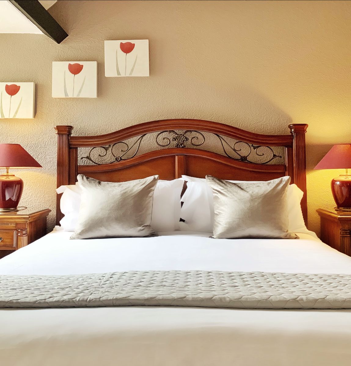 Mallyan Spout Hotel tweet media