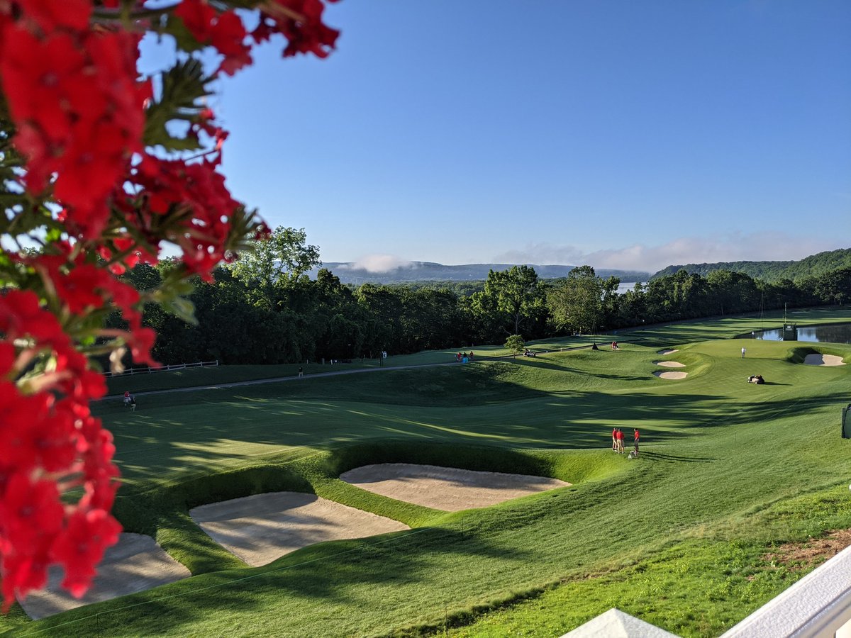 AnnBrookesCT's tweet photo. A beautiful day for golf, and the course couldn't look better! ⛳ #TravelersChampionship https://t.co/JVTgl6wVhJ