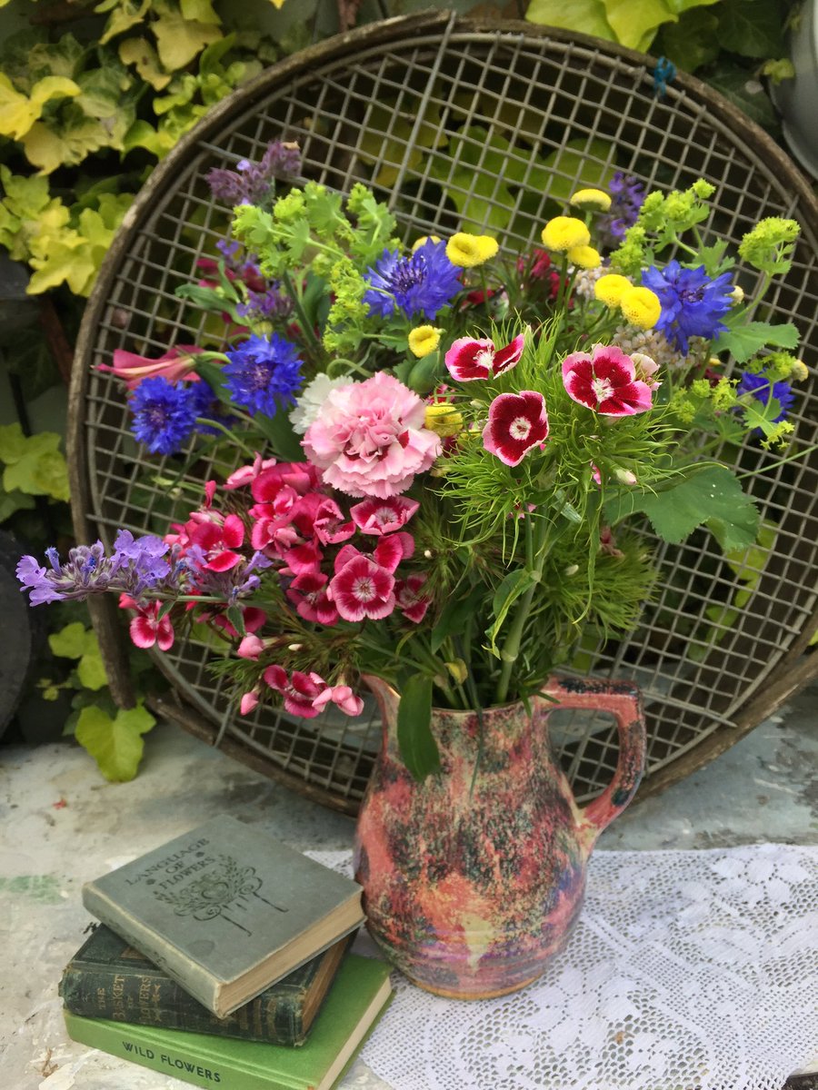 A little vase of summer sunshine 
#leedsflowers 
#yorkshirepetals
#flowersfromthefarm