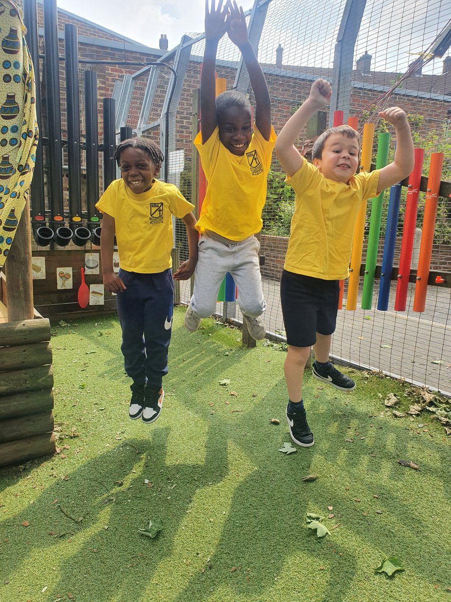 ststephensSW8's tweet photo. What happy #faces for #RSEday 🥰🤸🤸‍♂️🎈💛💙 Year 2 showing us how important friendship is and having fun with one another! 😄⭐🎉 @RSE_day #friendship #relationships #RSE  #healthandwellness #StStephensYear2 https://t.co/2efTq13H6T