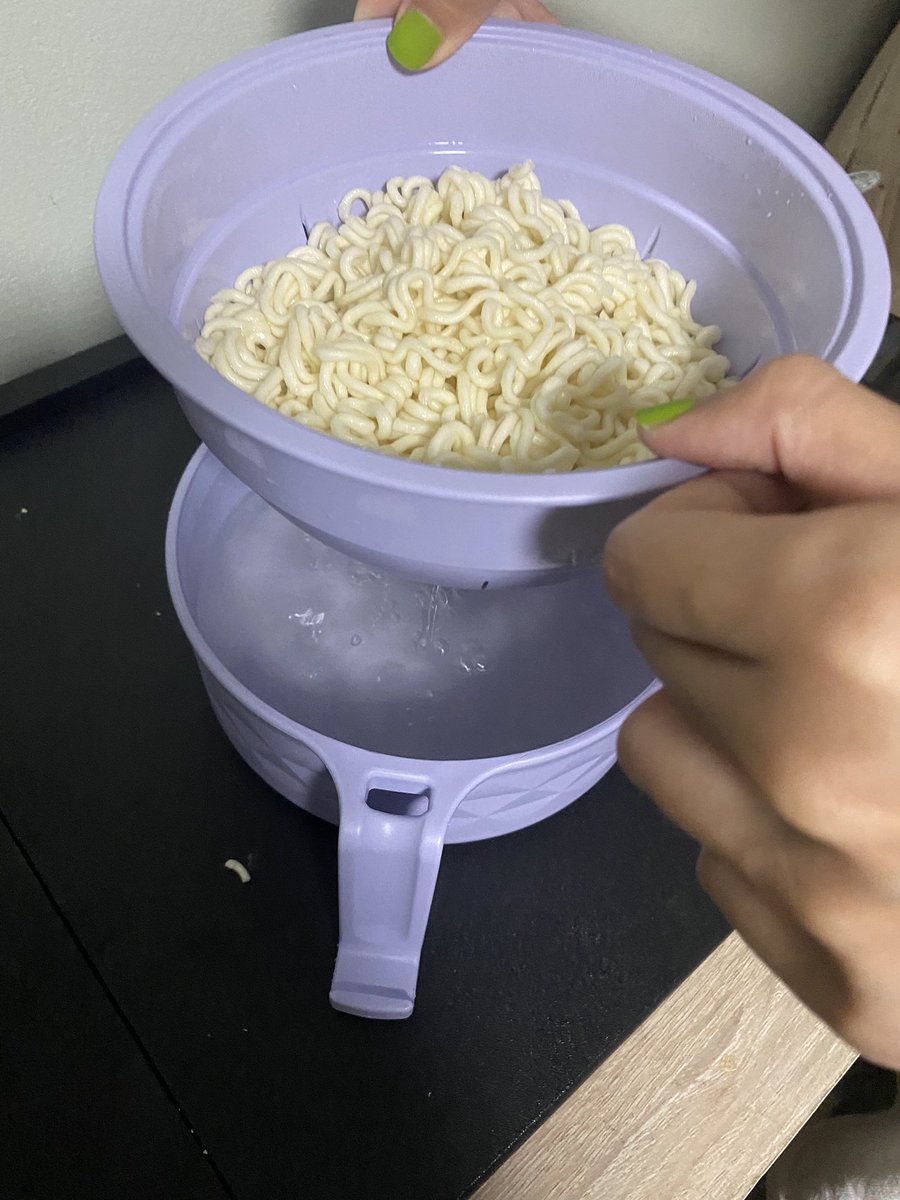 มึงถ้วยต้มมาม่าอันนี้ดีมาก555555555 คือนี่ชอบกินมาม่าเผ็ดแล้วมีปัญหาเวลาเทน้ำออกจากถ้วยอันนี้คือเหมาะมากไม่ร้อนมือเวลาจับด้วย เด็กหอต้องมีอ่ะ