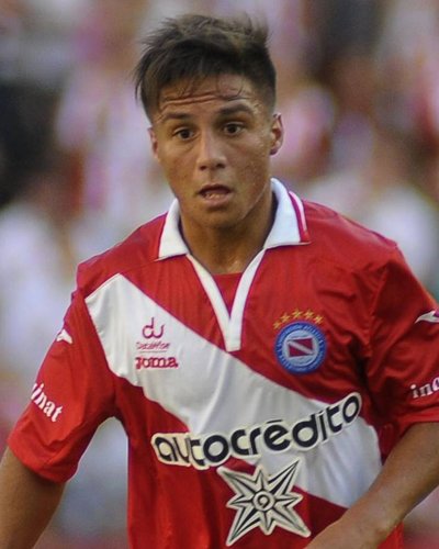 RiverPlateSim's tweet image. Luego de llegar a un acuerdo económico con el club AAAJ, Kevin Mac Allister se convierte en nuevo jugador de River Plate. Firma por 3 años #River #AAAJ #mercsdodepases