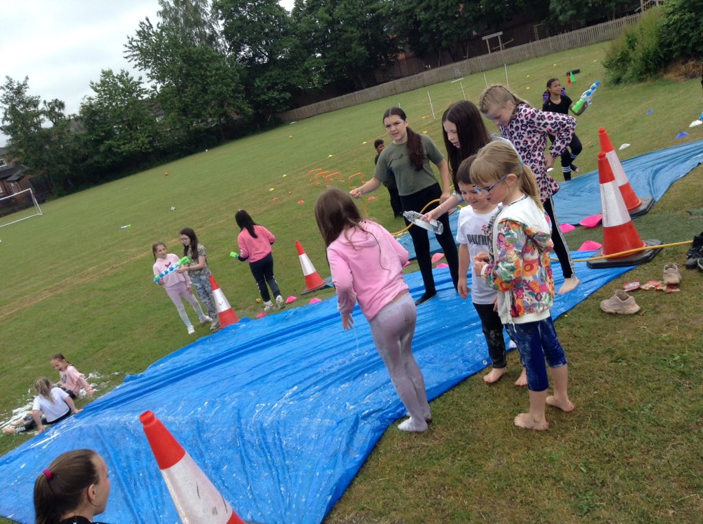 MrsWYear2Wrens's tweet photo. #Enterpriseday was a blast! Sorry if they're a bit hyper when they get home! #schooldaysarethebest #slipperyslide #enterprise https://t.co/9BncdHtE0x