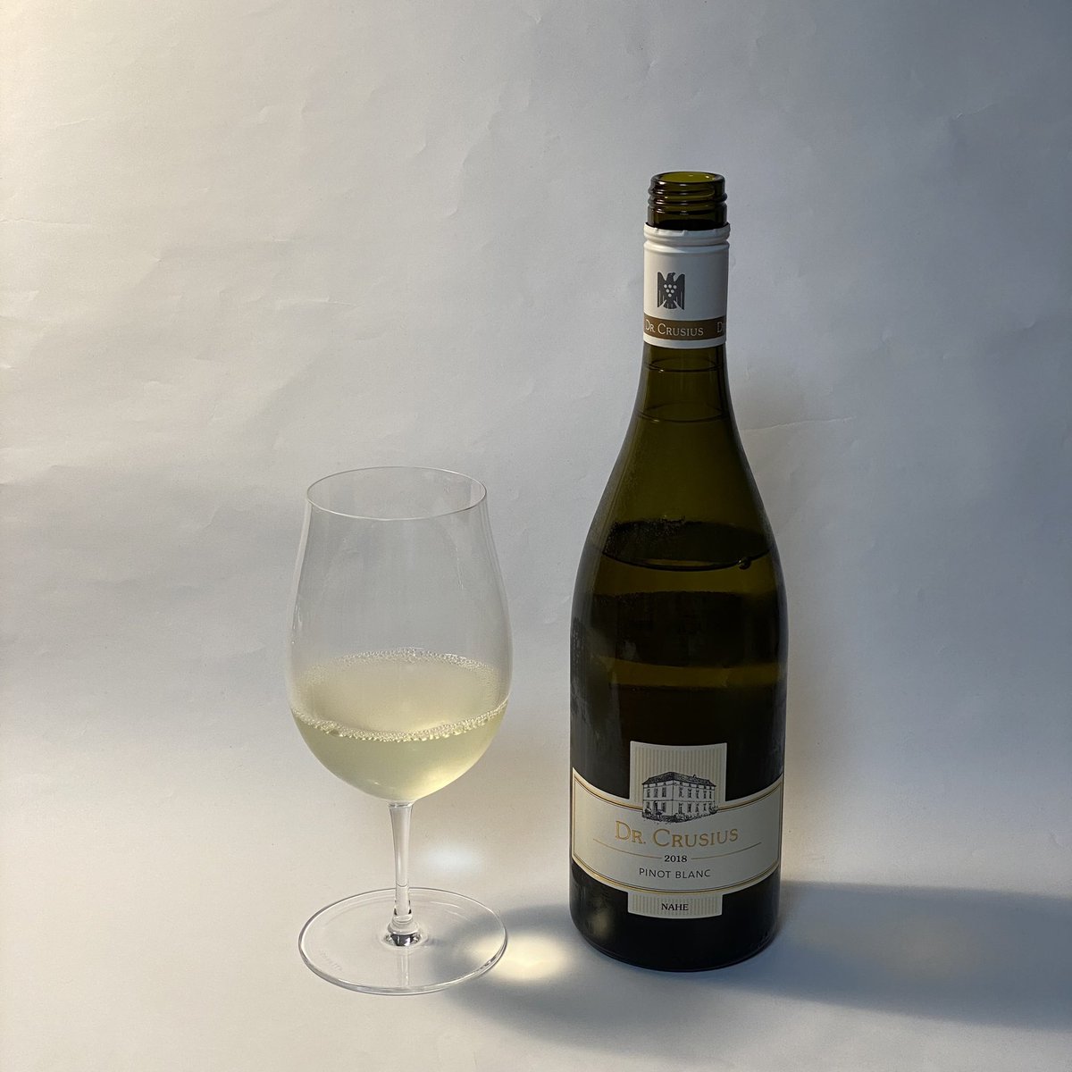 wine_rouken's tweet photo. 夏に飲むバイスブルグンダーだと、クルジウスの方が良いのかな。
軽やかさを伴う爽快な飲み口。

ナーエ地方のドクター・クルジウスが作るピノブラン。

Traiser weissburgunder tricked 2018

銀座ワイナックスの大定番。

#銀座ワイナックス
#ドイツワイン
#ピノブラン
#weissburgunder
#Traiser https://t.co/TTXBBJAnYC