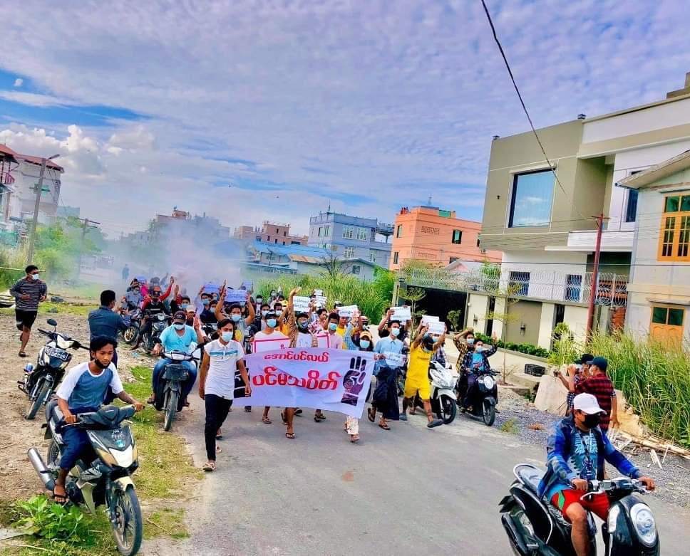 Ric12535's tweet photo. Junta's brutality and violence can't stop #Mandalay to protest against Coup Regime. 

#Mandalay's #AungPinLal main strike continued to march against the military dictatorship on June24 despite having junta's tight security. 

#June24Coup #WhatsHappeninglnMyanmar #AuspiceRefugees https://t.co/GR9MUXmXlb