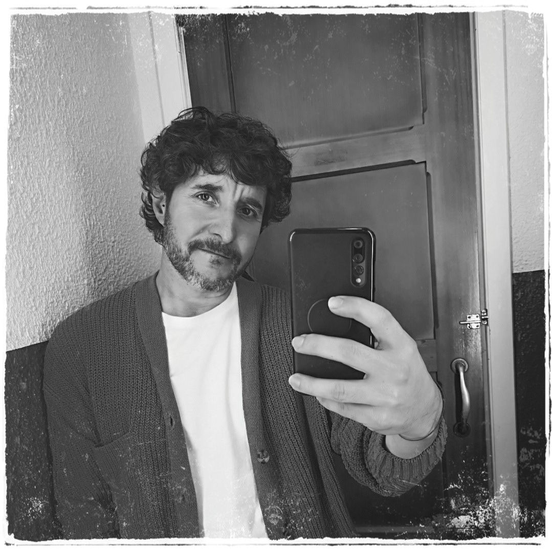 MIRADAS Si los ojos son el espejo del alma, tengo el alma a flor de piel. 😜
.

.

#guillermocanofllamenco #volapié #flamencodancer #nuevoproyecto #binomio #ilusion #cantaor #elsilencioinvertido ##andalucia