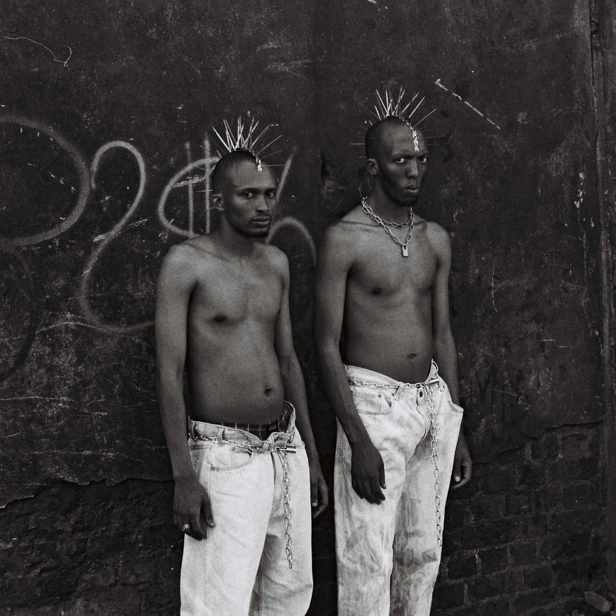 cotchwithus's tweet image. @StiffPap 's TUFF TIME$ is OUT NOW. We couldn't be prouder of everyone involved  🖤💨💨

tiny.cc/TUFFTIMES

A unique vision from singular artists. 
S/O @wikset nd @bantucontinua on features. 

Mixed by @thisisjbs
Mastered by @alex_e_gordon 
📸: @unathimkonto

STIFFPAP4EVA