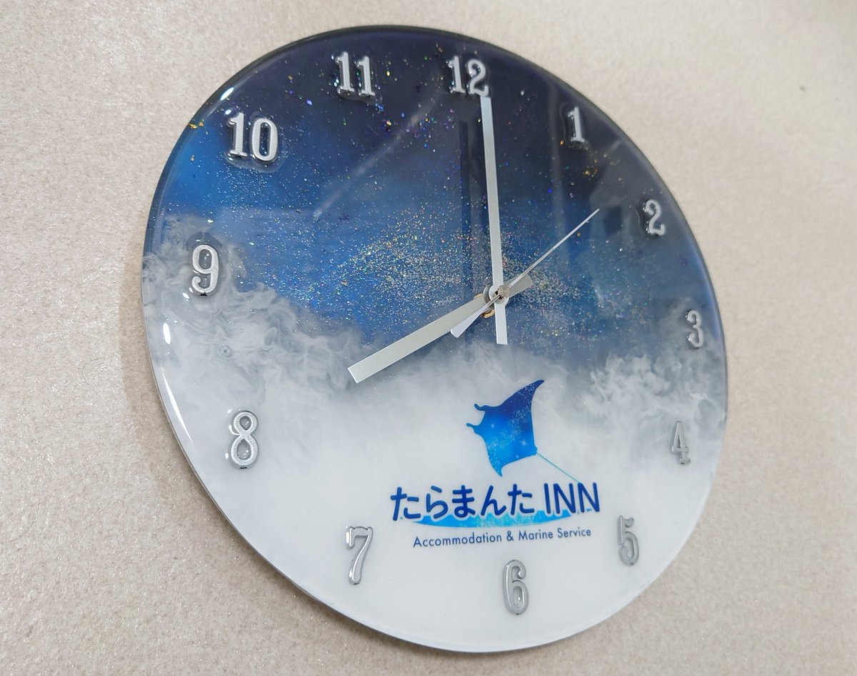 Ryujin23's tweet photo. レジン掛時計(星空)

オーダーを頂き制作したものです。
デザインはお任せとの事だったので、お店のロゴのマンタのデザインに合わせてみました。
直径30cmなので存在感あります。
#宮古島
#沖縄ハンドメイド
#レジン
#ハンドメイド
#掛時計
#宇宙レジン https://t.co/WdppvSF6sc