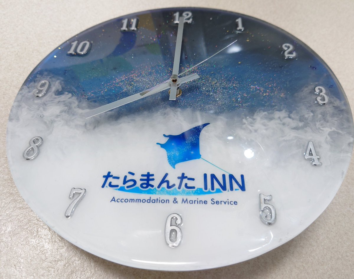 Ryujin23's tweet photo. レジン掛時計(星空)

オーダーを頂き制作したものです。
デザインはお任せとの事だったので、お店のロゴのマンタのデザインに合わせてみました。
直径30cmなので存在感あります。
#宮古島
#沖縄ハンドメイド
#レジン
#ハンドメイド
#掛時計
#宇宙レジン https://t.co/WdppvSF6sc