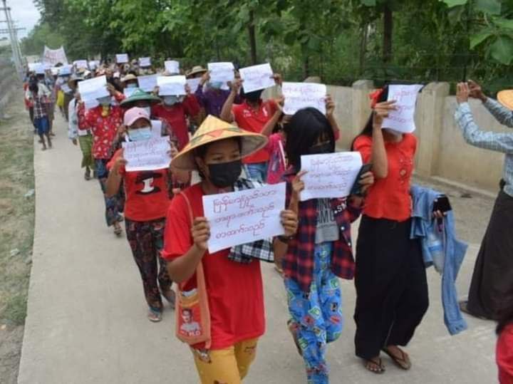 People from the northern part of #Salingyi and the eastern part of #Yinmarpin townships, #Sagaing division joined hands &amp; staged a protest rally on the morning of June 23 in defying for the downfall of the dictators. 
#June24Coup #AuspiceRefugees 
#WhatsHappeningInMyanmar