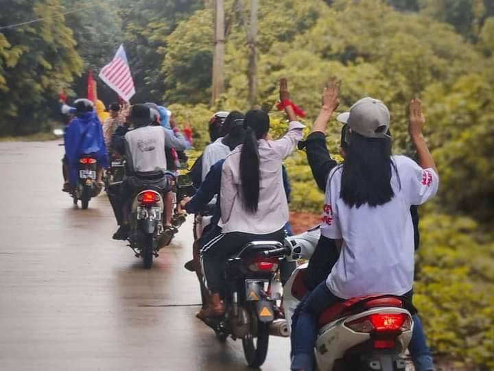 Anti-dictatorship motorcycle strike on June23 in #Paung Township, #Mon State. 
#June24Coup #AuspiceRefugees 
#WhatsHappeningInMyanmar