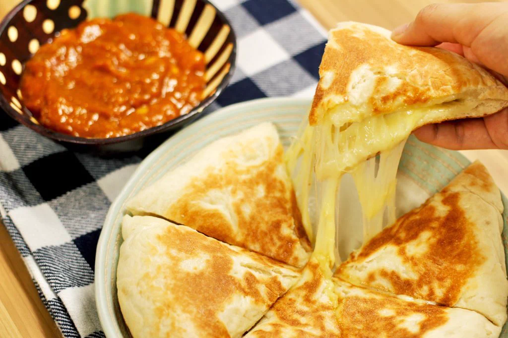フライパンで焼けるからお手軽に作れそう！とある「チーズナン」のレシピが話題に！