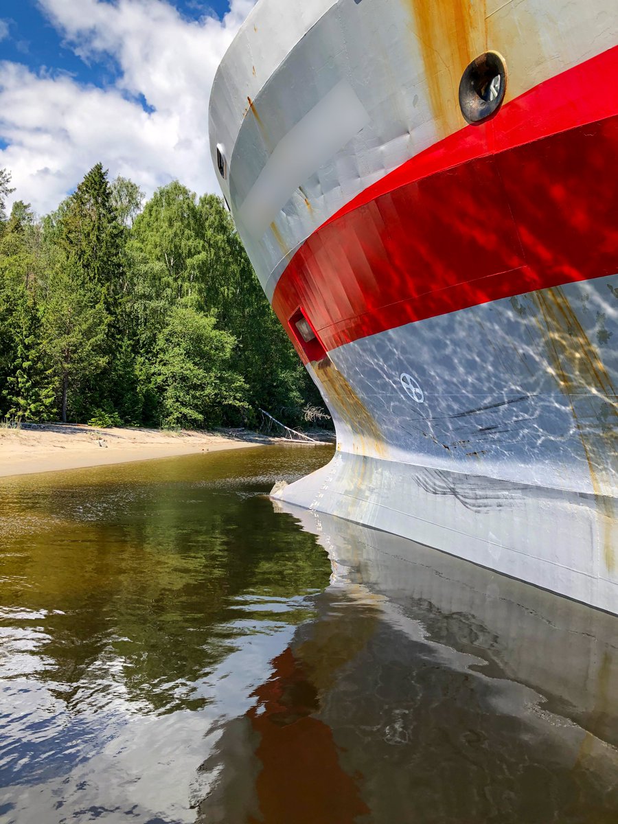 Grundstött fartyg i Ångermanälven. Kustbevakningen arbetar med att minimera riskerna för att olja ska läcka ut i vattnet: bit.ly/3zTqwRR