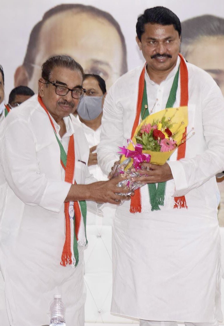 INCMaharashtra's tweet photo. महाराष्ट्र काँग्रेस कमिटीचे अध्यक्ष मा. श्री. नाना पटोले यांनी उत्तर महाराष्ट्र दौ-याच्या दुस-या दिवशी शिंदखेडा, दोंडाईचा येथील काँग्रेस कार्यकर्त्यांची आढावा बैठक घेतली. 

यावेळी काँग्रेस कार्यकर्ते व शेतकरी यांच्याशी त्यांनी संवाद साधला. https://t.co/iYxtZhJmZR