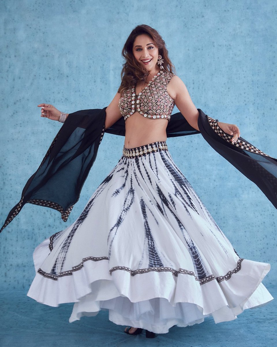 MadhuriDixit's tweet photo. Looking back at you 😍🥰 https://t.co/pUNmjZFsN1