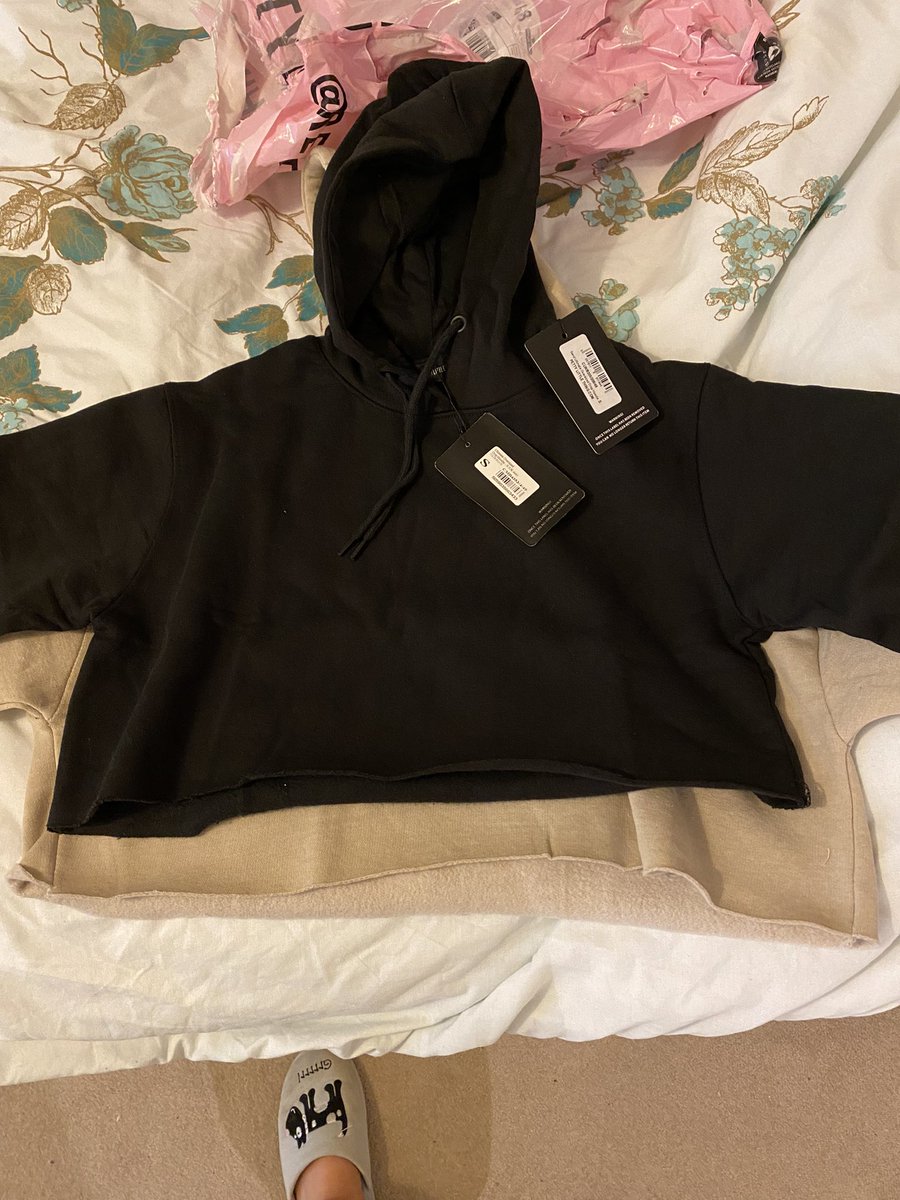 Ismay_Beauty's tweet photo. @OfficialPLT not acceptable that these hoodies are supposed to be the same sixe - the black hoodie is a small on the neck label and xs on the inside label. Really annoyed I will have spend time returning this. Please can you send out new black hoodie ASAP https://t.co/uWYLX1qJJJ