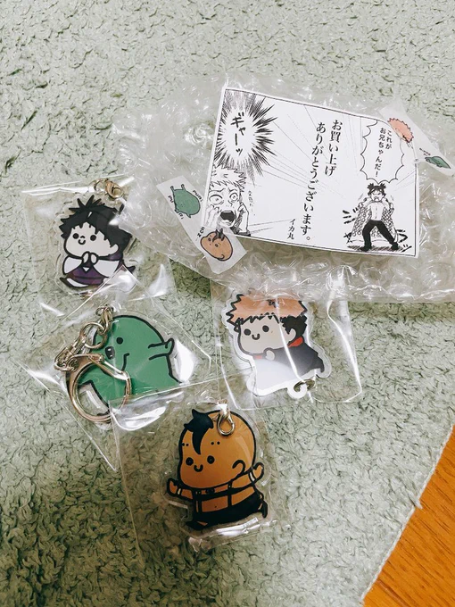 イカ丸様のアクキー届いた、、、!めちゃ可愛い、、、!!うっ!!し、尻、、、!!うっっっっ!!!!かわわ!!!!えそは1番下固定になる仕様だけど、他3人は入れ替え可能だから遊べる 