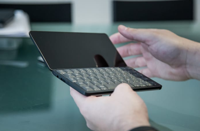 SmithVolgo's tweet photo. Mini Computer/Mobile The World’s Best Mobile Phone With A Small Laptop (free shipping worldwide)
https://t.co/voTGXUvykk 
#volgopoint #onlineshopping #shopping #NewZealand #Asia #ألمانيا https://t.co/5JAxqPjke5