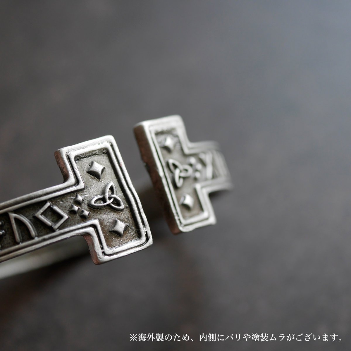 CiR_IX's tweet photo. 【古代ツヴァルトの遺宝】
ルーン文字をあしらったバングル。

かつて栄えた王国の遺跡から発掘された装身具。
それぞれ効能が違い、旅や戦のお守りとして重宝されていたようだ。

🔶天界のルーン [Himmel] 
🔶月のルーン [Monat]
🔶大地のルーン [Erde]

BOOTH(通販)⇒ https://t.co/aJdh2MyTab https://t.co/nmUvNqxuf6