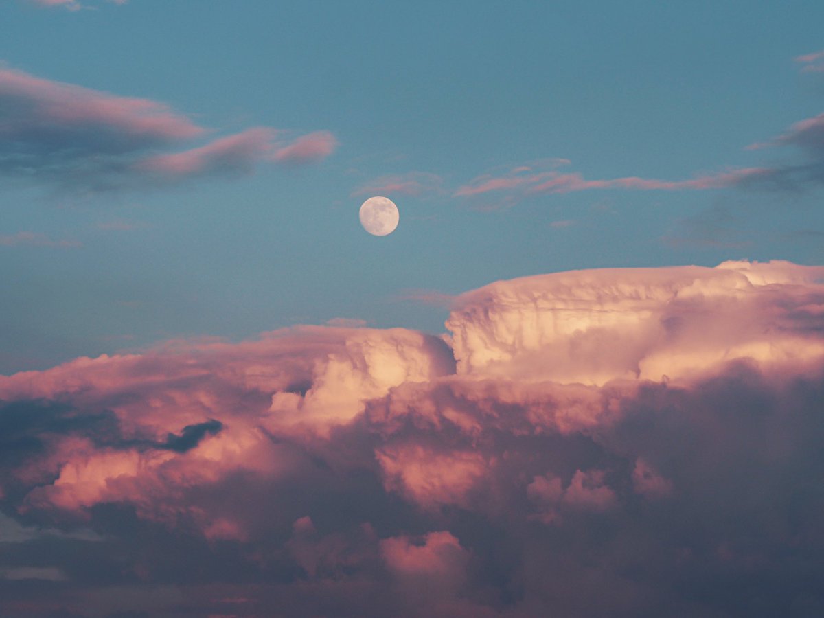 otsumami10203's tweet photo. グランドキャニオンのような夏の雲と月 https://t.co/mzlJIIH2Zr