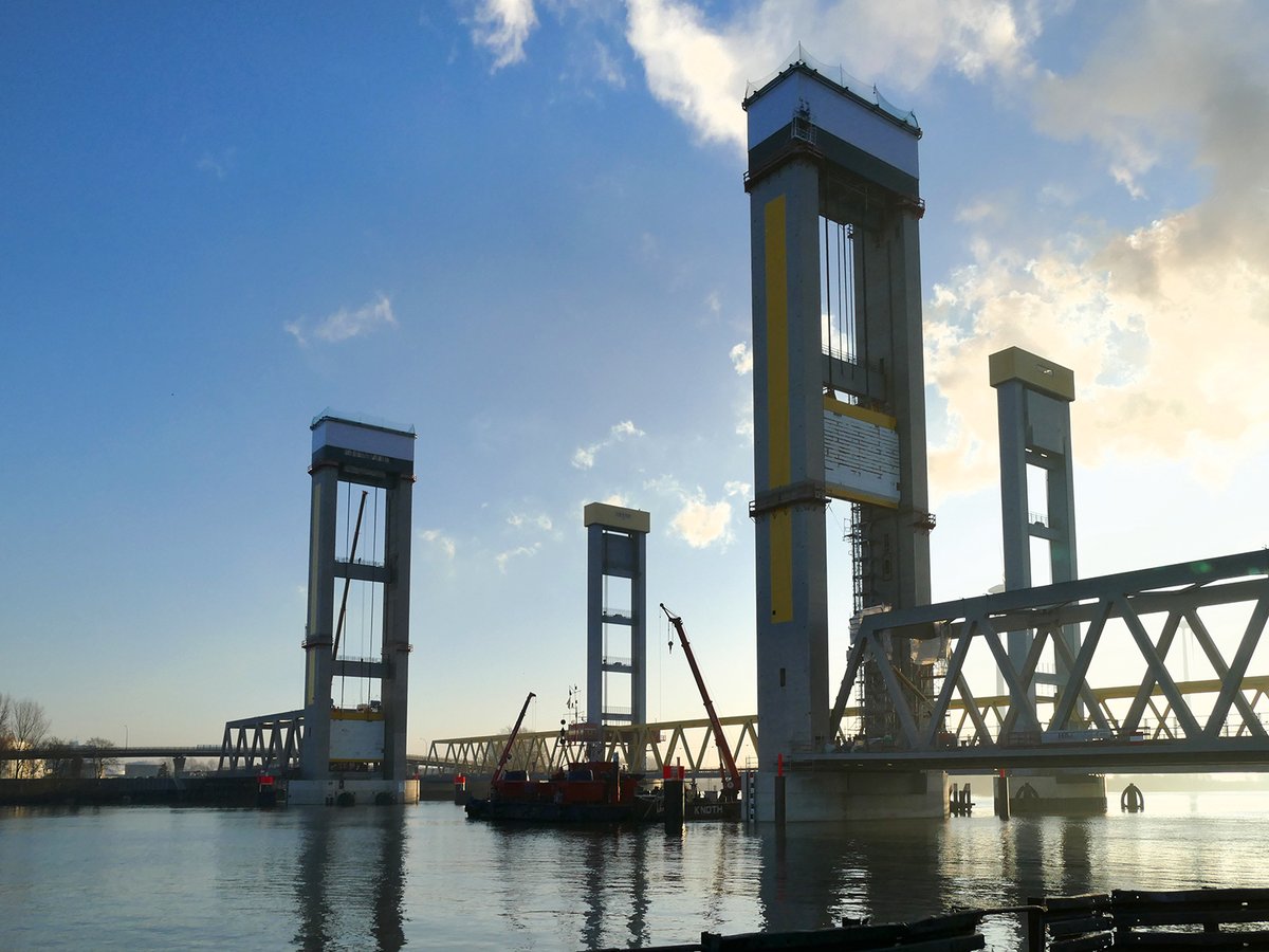 SEWEURODRIVE's tweet photo. Vier 5stufige #Industriegetriebe aus #Bruchsal mit je 1,9 Millionen Nm Drehmoment bewegen die neue Bahnbrรผcke #Kattwyk รผber die Sรผderelbe im #Hafen #Hamburg https://t.co/tUP0LxWGTc #Getriebe #Antriebe #Schwerindustrie #DrivingtheWorld via @antriebstech https://t.co/J9InsvqJ1r