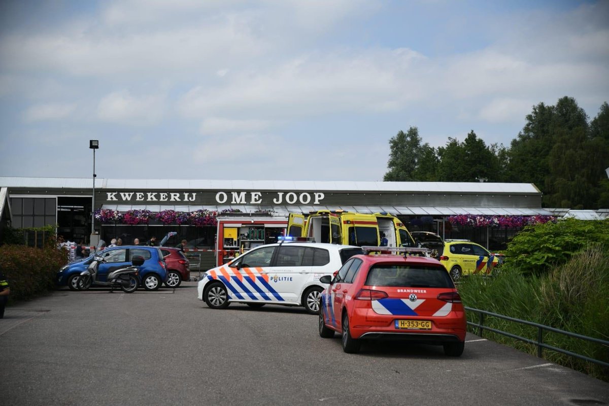 Voetganger zwaargewond bij aanrijding op parkeerplaats van tuincentrum in Kortenhoef..
