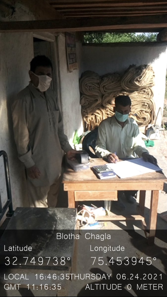 AD_FOOD_UDH's tweet photo. Distribution of PMGKAY and NFSA ration to the beneficiaries in different areas of the District Udhampur https://t.co/mzUHWB19Sb
